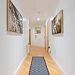 Stylish City Centre Apartment- 3 Beds