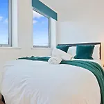 Stylish City Centre Apartment- 3 Beds