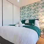 Stylish City Centre Apartment- 3 Beds