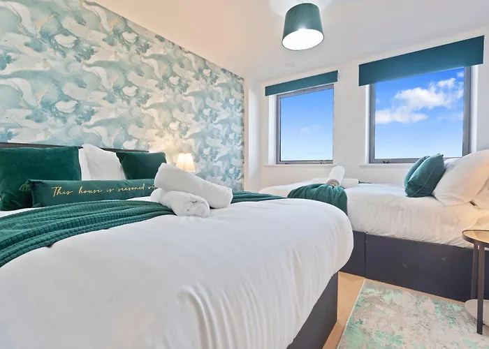 Stylish City Centre Apartment- 3 Beds