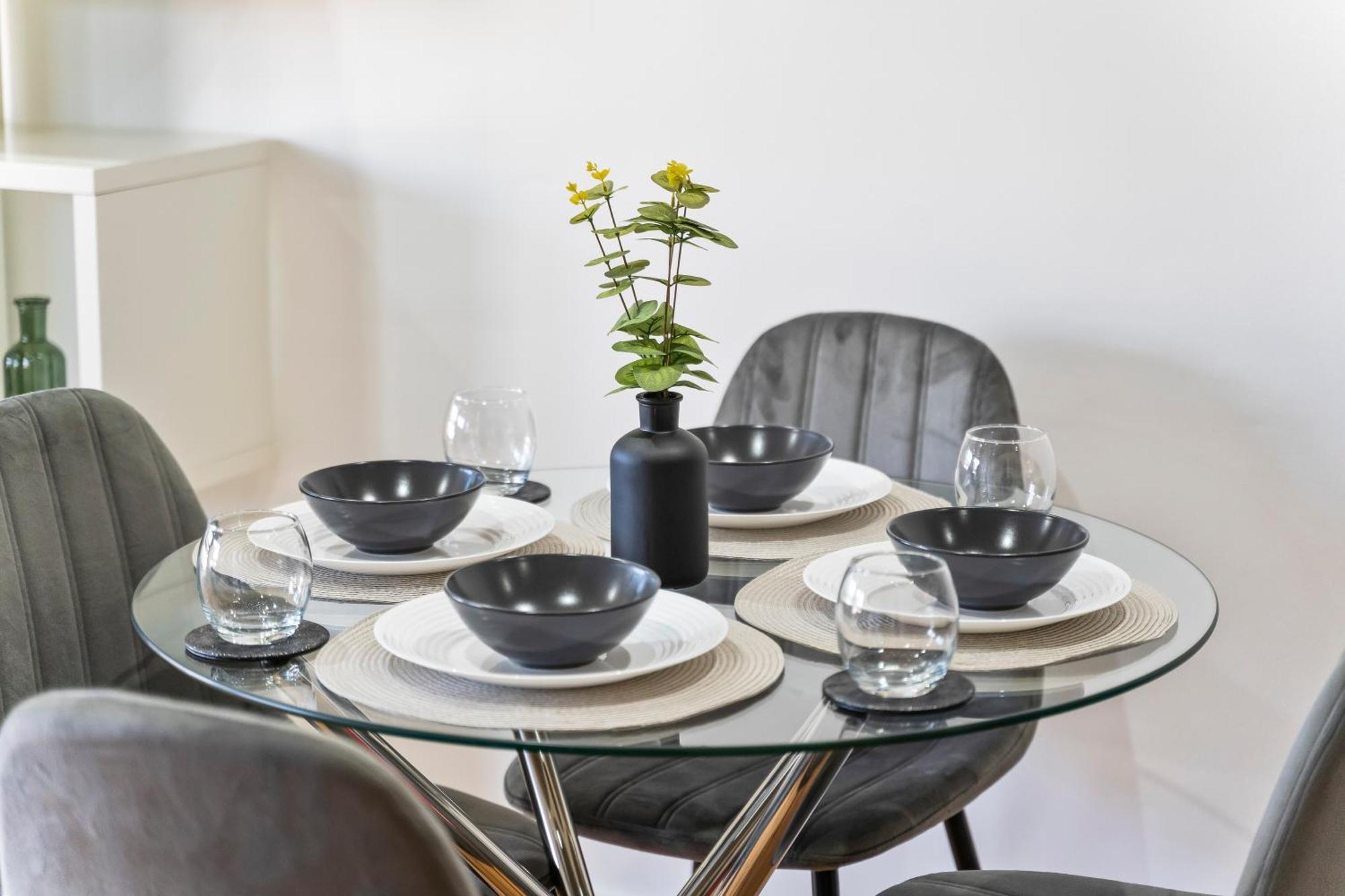 Stylish Centre Apartment- 3 Beds Apartment *