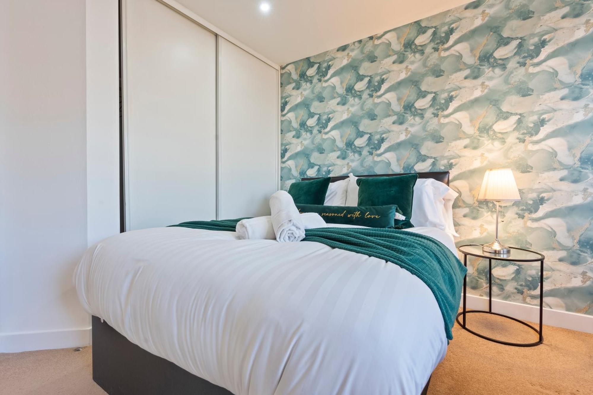 Stylish Centre Apartment- 3 Beds *