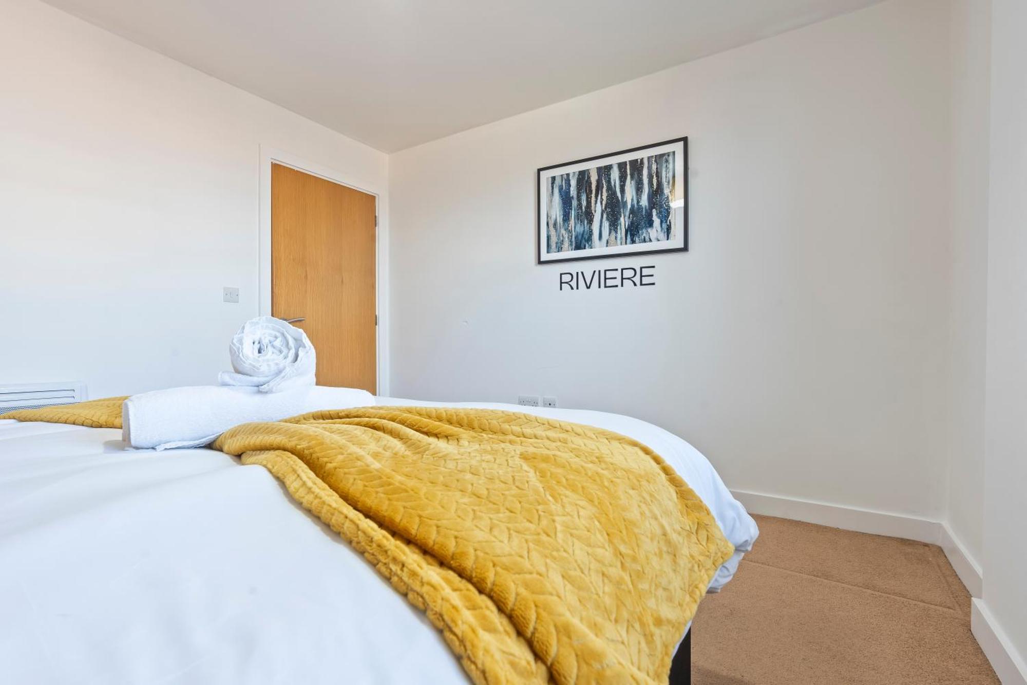 Stylish Centre Apartment- 3 Beds *